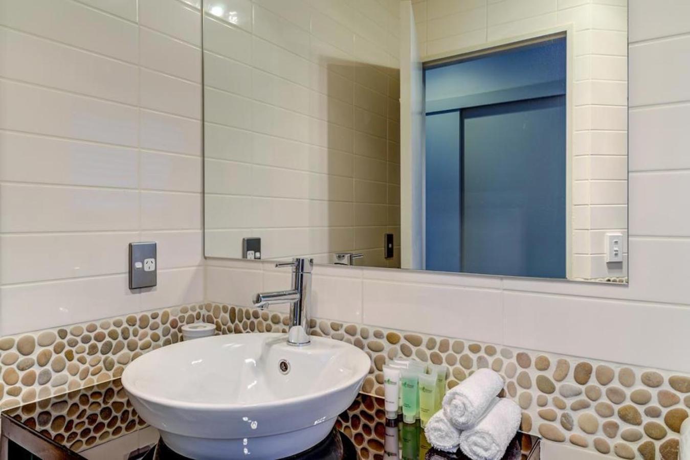 Lakefront Luxury Penthouse Central كوينستاون المظهر الخارجي الصورة