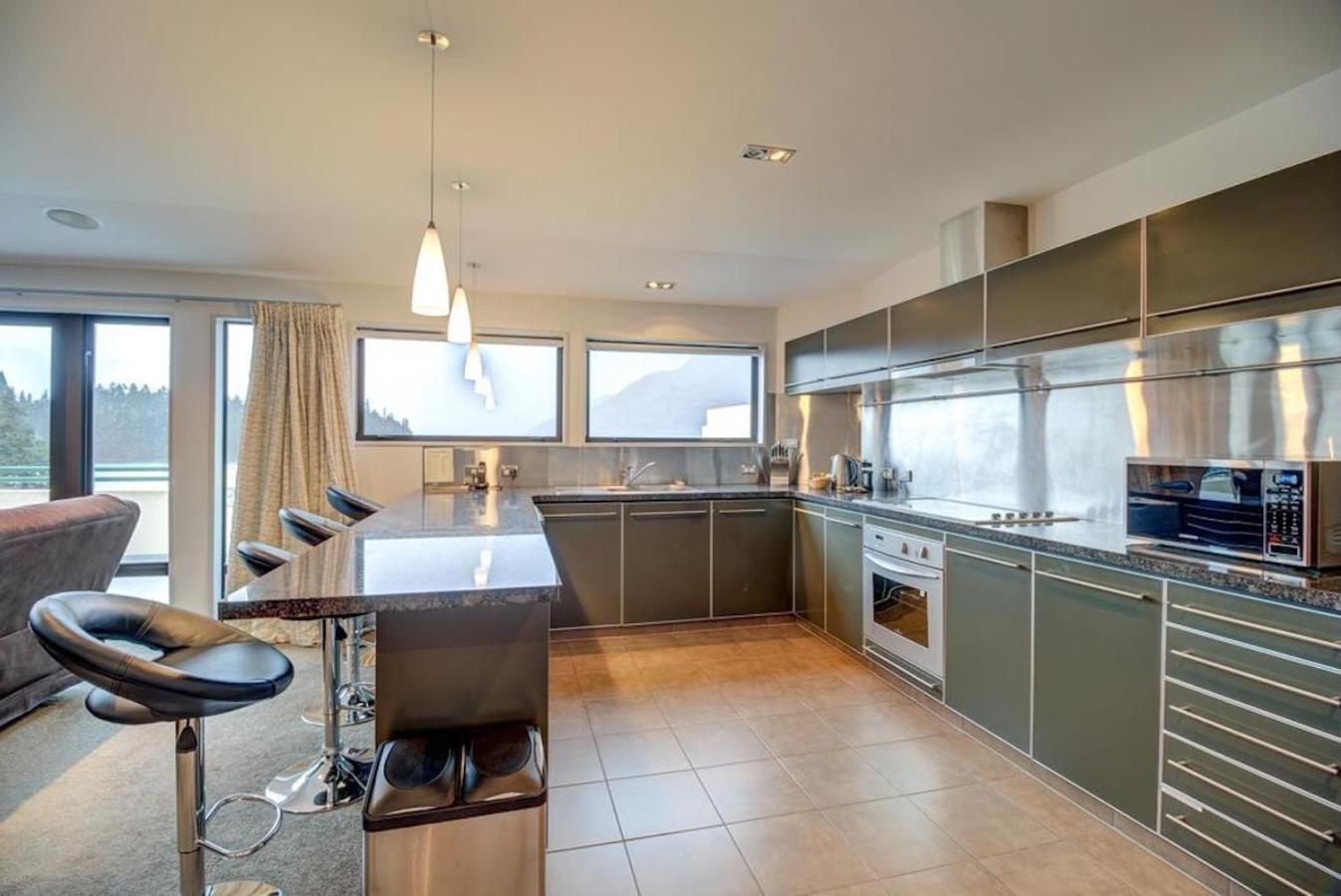 Lakefront Luxury Penthouse Central كوينستاون المظهر الخارجي الصورة